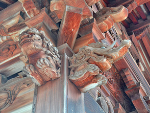 <p>全国でも珍しく神社の紋は夏桃</p>
