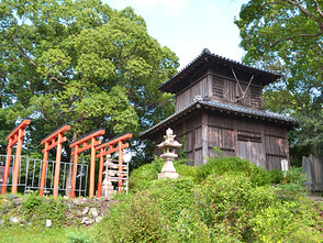 <p>時鐘堂と奥山稲荷神社の鳥居</p>
