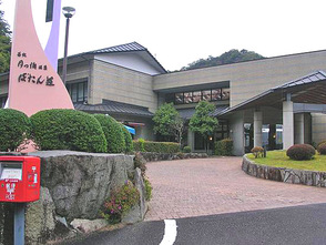 <p>古座川峡の豊かな自然の中に立地しています</p>
